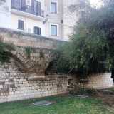 E il resto delle mura non se la passa meglio. Procedendo verso il fortino di Sant�Antonio, incrociamo due ampie arcate zeppe di piante rampicanti...